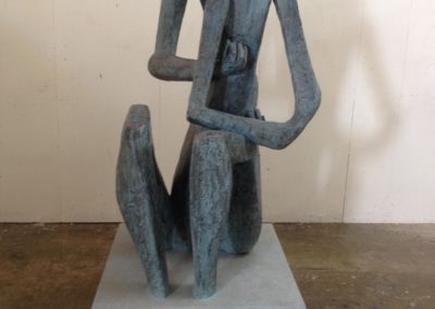 Pour Valentin Carron: réplique de sculpture, bronze oxydé et marbre patiné.