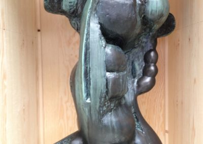 Pour Valentin Carron: réplique de sculpture, bronze, métal et marbre.