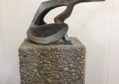 Pour Valentin Carron: réplique de sculpture, bronze patiné et cailloutis.