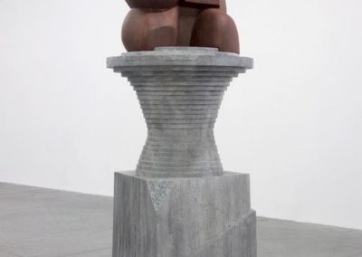 Pour Valentin Carron: réplique de sculpture, béton et rouille.